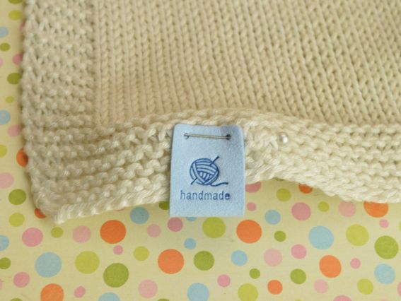 Шкіряна нашивка, бірочка з написом Handmade Клубок ниток, блакитний колір , 50х20мм, 1 шт