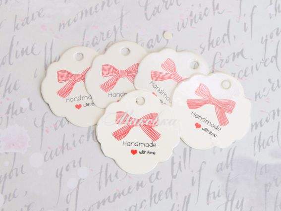 Бірки картонні круглі хвилясті Білі Handmade with love та бант , 5 шт. Бірки картонні круглі хвилясті Білі Handmade with love та бант , 5 шт.