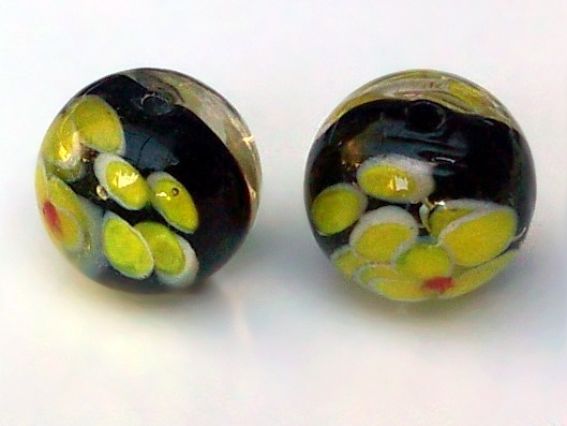 Стеклянная бусина Желтые цветы в черном стекле Стеклянная бусина Желтые цветы в черном стекле