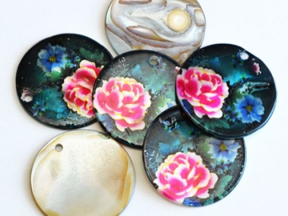 Подвеска из ракушки с узором 30 мм круглая №07