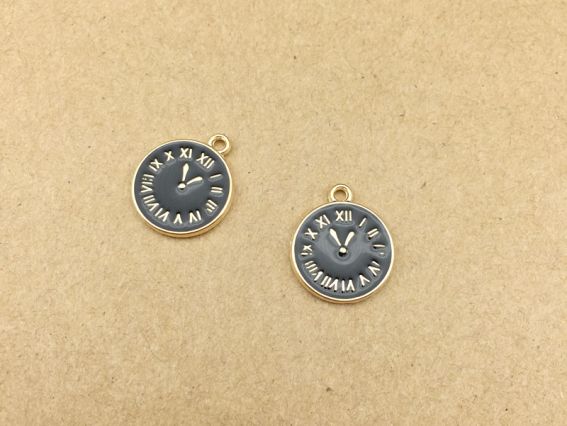 Кольорова підвіска, шарм Годинник чорний, з емалевим покриттям, 1 шт