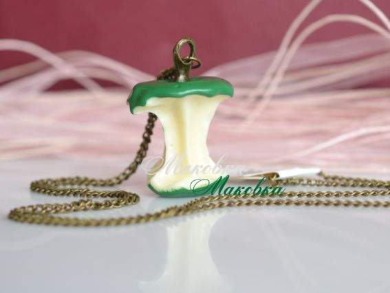 Кулон с цепочкой Яблоко надкусанное, эмаль, зеленое Кулон с цепочкой Яблоко надкусанное, эмаль, зеленое