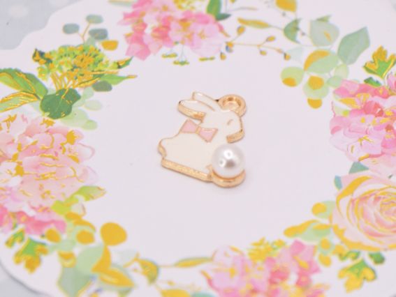 Кольорова підвіска, шарм Зайчик білий з намистинкою, з емалевим покриттям