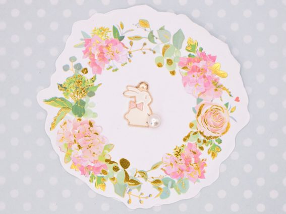 Кольорова підвіска, шарм Зайчик білий з намистинкою, з емалевим покриттям