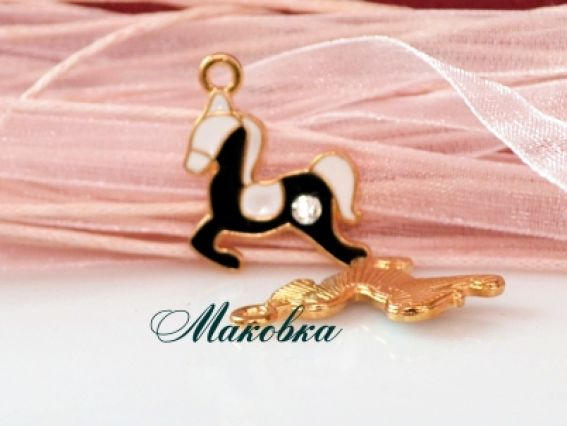 Подвеска Лошадка со стразой, эмаль, 18х21 мм, черно-белая Подвеска Лошадка со стразой, эмаль, 18х21 мм, черно-белая