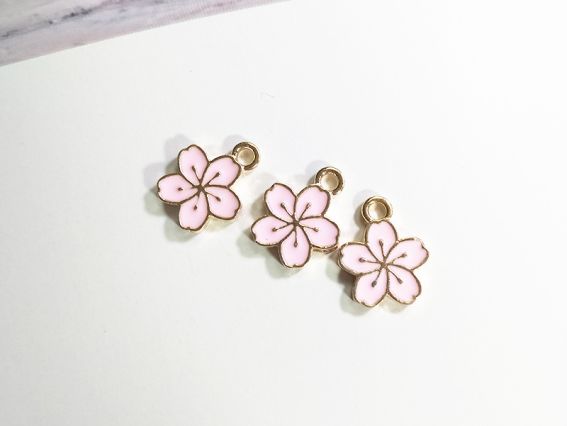 Кольорова підвіска, шарм Квітка сакури, рожева, з емалевим покриттям, 1 шт