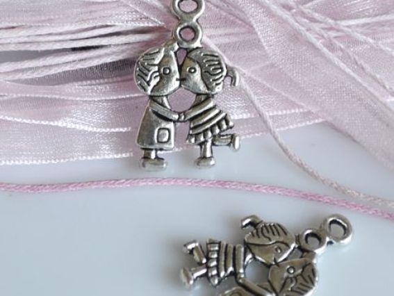 Подвеска Поцелуй (влюбленные мальчик и девочка), античное серебро, 1 шт Подвеска Поцелуй (влюбленные мальчик и девочка), античное серебро, 1 шт