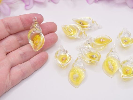 Смоляной кулон Ракушка прозрачная Желтая  с натуральной ракушкой внутри, размер 39 мм