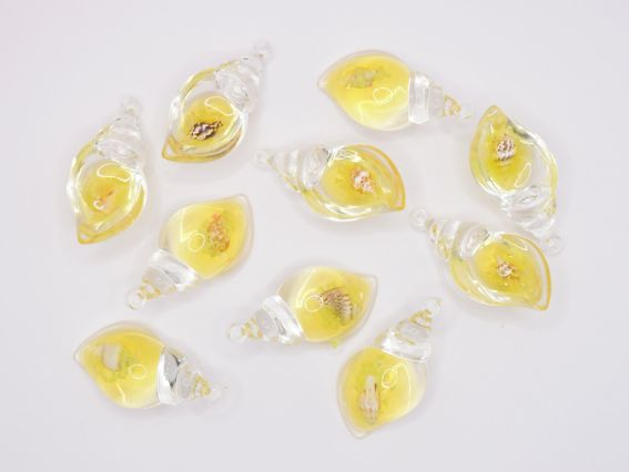 Смоляной кулон Ракушка прозрачная Желтая  с натуральной ракушкой внутри, размер 39 мм