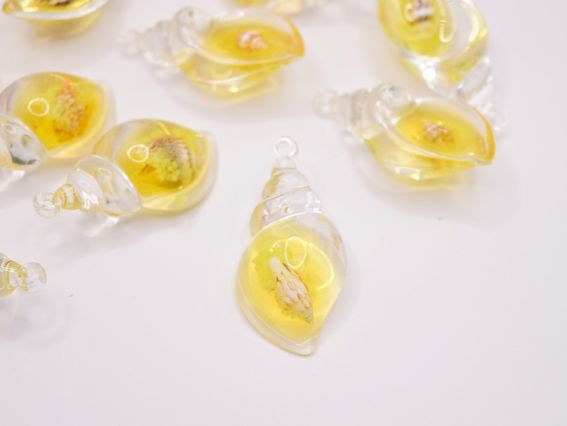 Смоляной кулон Ракушка прозрачная Желтая  с натуральной ракушкой внутри, размер 39 мм