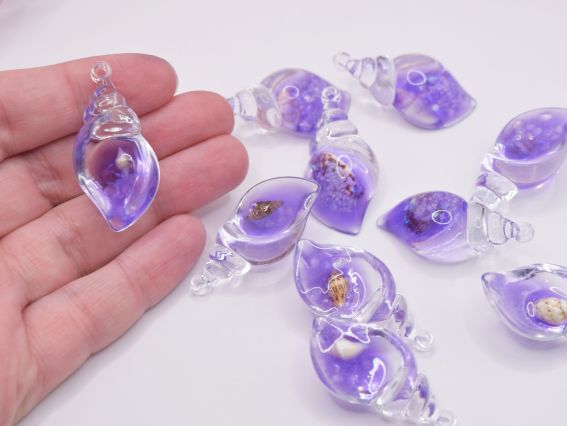 Смоляний кулон Ракушка прозора Фіолетова із натуральною мушлею у середині, розмір 39 мм