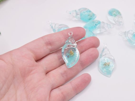Кулон смоляной Ракушка прозрачная Бирюзовая с натуральной ракушкой внутри, размер 39 мм