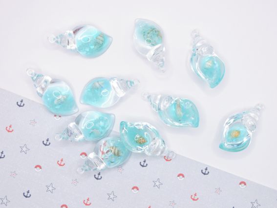 Кулон смоляной Ракушка прозрачная Бирюзовая с натуральной ракушкой внутри, размер 39 мм