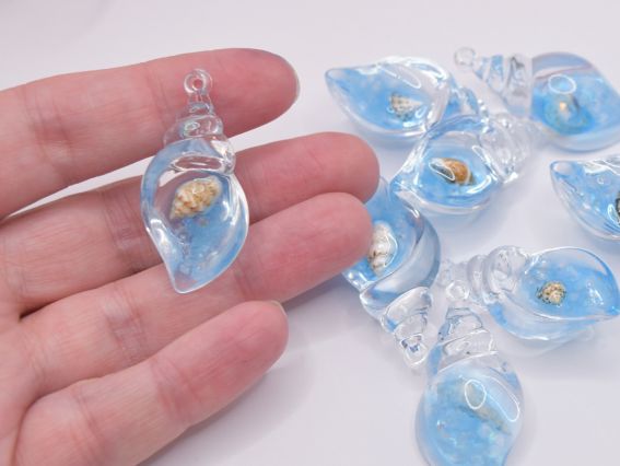 Підвіска - кулон Ракушка прозора Блакитна із натуральною мушлею у середині Підвіска - кулон Ракушка прозора Блакитна із натуральною мушлею у середині