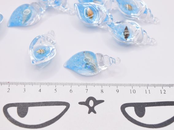 Смоляний кулон Ракушка прозора Блакитна із натуральною мушлею у середині, розмір 39 мм