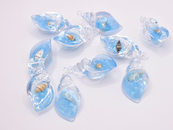 Смоляний кулон Ракушка прозора Блакитна із натуральною мушлею у середині, розмір 39 мм