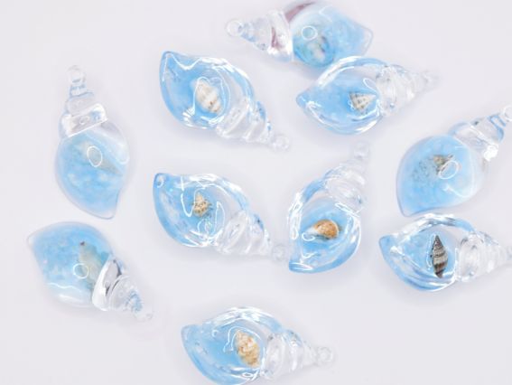 Смоляний кулон Ракушка прозора Блакитна із натуральною мушлею у середині, розмір 39 мм