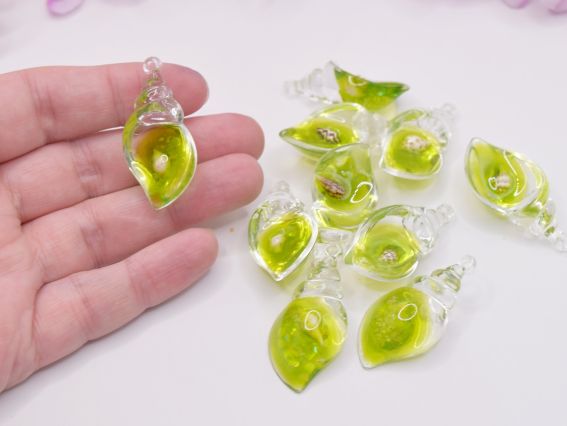 Смоляний кулон Ракушка прозора Салатова із натуральною мушлею у середині, розмір 39 мм