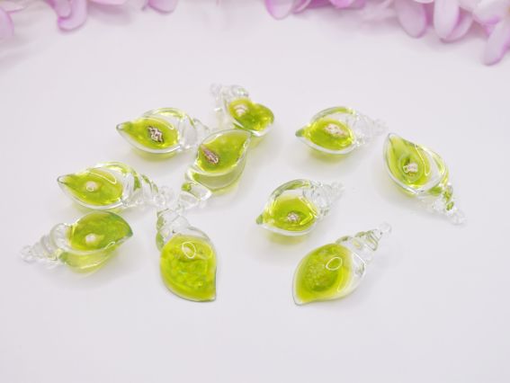 Смоляний кулон Ракушка прозора Салатова із натуральною мушлею у середині, розмір 39 мм