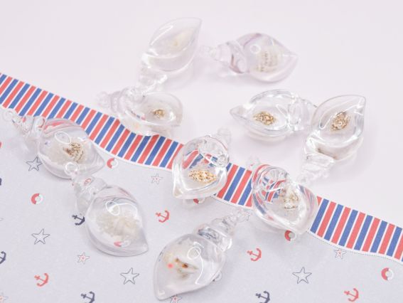 Смоляний кулон Ракушка прозора Біла із натуральною мушлею у середині, розмір 39 мм