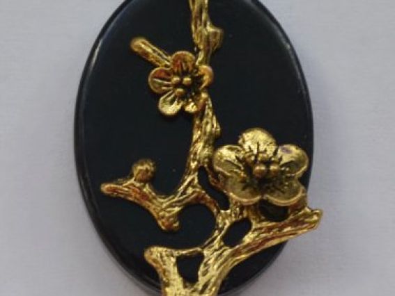 Подвеска Цветущая ветка (золото на черном) Подвеска Цветущая ветка (золото на черном)