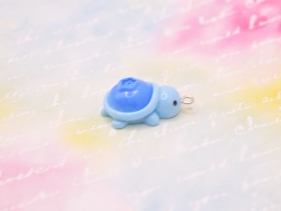 Підвіска , кулон Черепашка Блакитна з чорницьою 28мм, для обвісів у стилі Kidcore та Y2K, полімерна смола 