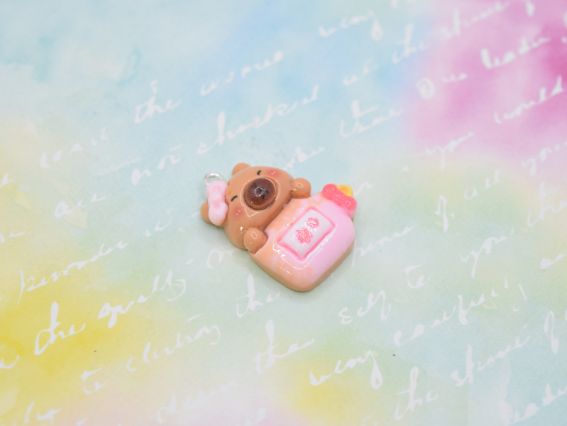 Кулон-подвеска Капибара с розовой бутылочкой, 24 мм, розовый. Аксессуар для бижутерии и украшений в стиле 2000-х (Y2K), Kidcore. Брелок-фигурка из полимерной смолы для девочек.