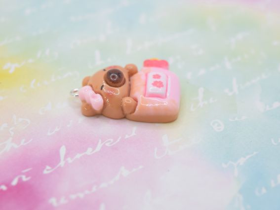 Кулон-подвеска Капибара с розовой бутылочкой, 24 мм, розовый. Аксессуар для бижутерии и украшений в стиле 2000-х (Y2K), Kidcore. Брелок-фигурка из полимерной смолы для девочек.
