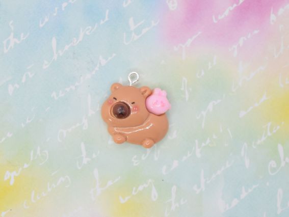 Кулон-подвеска Капибара с розовым зайчиком, 20 мм. Аксессуар для бижутерии и украшений в стиле 2000-х (Y2K), Kidcore. Брелок-фигурка из полимерной смолы для девочек.