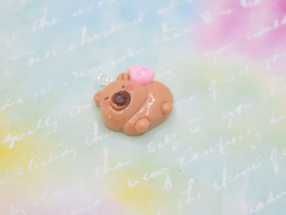 Кулон-подвеска Капибара с розовым зайчиком, 20 мм. Аксессуар для бижутерии и украшений в стиле 2000-х (Y2K), Kidcore. Брелок-фигурка из полимерной смолы для девочек.