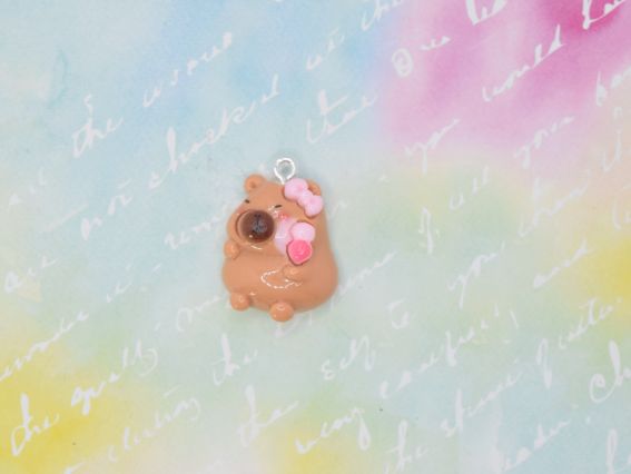 Кулон-подвеска Капибара с мороженым, 24 мм, розовый. Аксессуар для бижутерии и украшений в стиле 2000-х (Y2K), Kidcore. Брелок-фигурка из полимерной смолы для девочек.