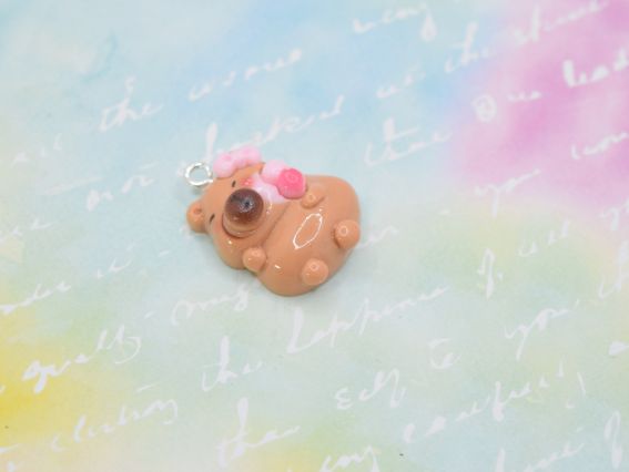 Кулон-подвеска Капибара с мороженым, 24 мм, розовый. Аксессуар для бижутерии и украшений в стиле 2000-х (Y2K), Kidcore. Брелок-фигурка из полимерной смолы для девочек.