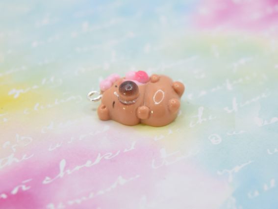 Кулон-подвеска Капибара с мороженым, 24 мм, розовый. Аксессуар для бижутерии и украшений в стиле 2000-х (Y2K), Kidcore. Брелок-фигурка из полимерной смолы для девочек.