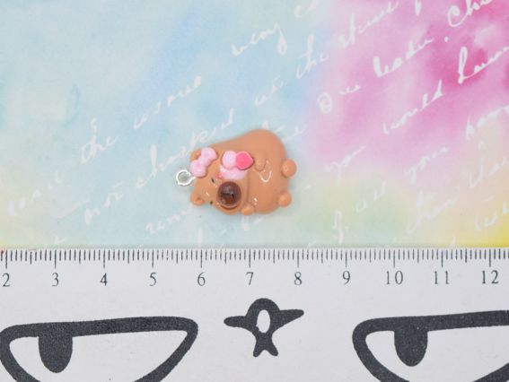 Кулон-подвеска Капибара с мороженым, 24 мм, розовый. Аксессуар для бижутерии и украшений в стиле 2000-х (Y2K), Kidcore. Брелок-фигурка из полимерной смолы для девочек.