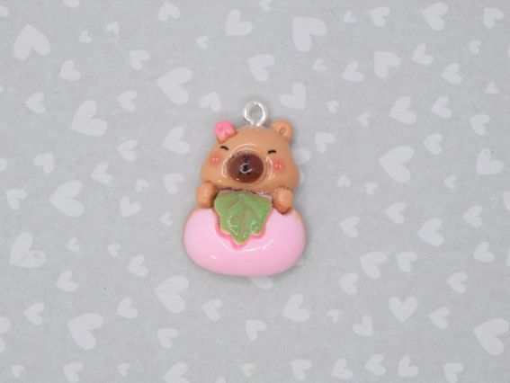 Подвеска Капибара с розовым яблоком, 25 мм