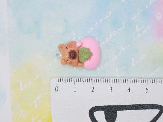 Кулон-подвеска Капибара с розовым яблоком, 25 мм. Аксессуар для бижутерии и украшений в стиле 2000-х (Y2K), Kidcore. Брелок-фигурка из полимерной смолы для девочек.