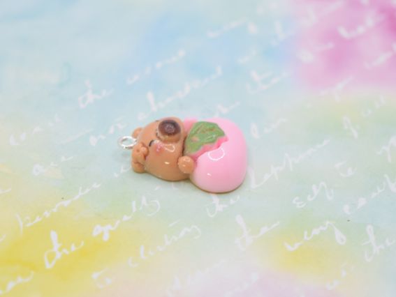 Кулон-подвеска Капибара с розовым яблоком, 25 мм. Аксессуар для бижутерии и украшений в стиле 2000-х (Y2K), Kidcore. Брелок-фигурка из полимерной смолы для девочек.