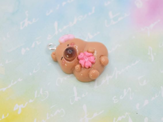 Кулон-підвірка Капібара з квіткою 28мм, рожева. Аксесуар для біжутерії та обвісів у стилі 2000-х (Y2K), Kidcore. Брелок-фігурка з полімерної смоли для дівчат.