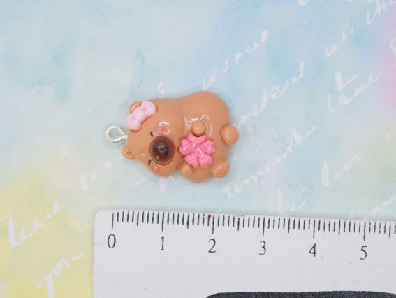 Кулон-підвірка Капібара з квіткою 28мм, рожева. Аксесуар для біжутерії та обвісів у стилі 2000-х (Y2K), Kidcore. Брелок-фігурка з полімерної смоли для дівчат.