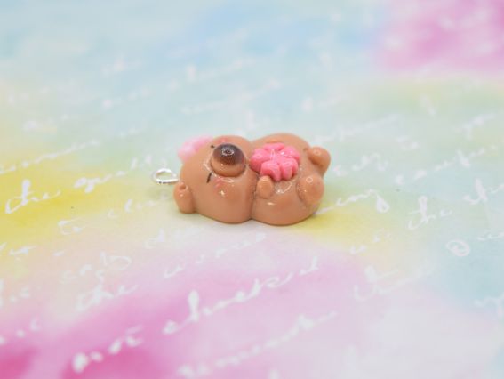 Кулон-підвірка Капібара з квіткою 28мм, рожева. Аксесуар для біжутерії та обвісів у стилі 2000-х (Y2K), Kidcore. Брелок-фігурка з полімерної смоли для дівчат.