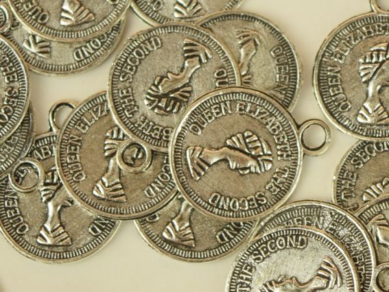 Металева підвіска монета Королева Елізабет II, 13х17мм античне срібло, 50 шт