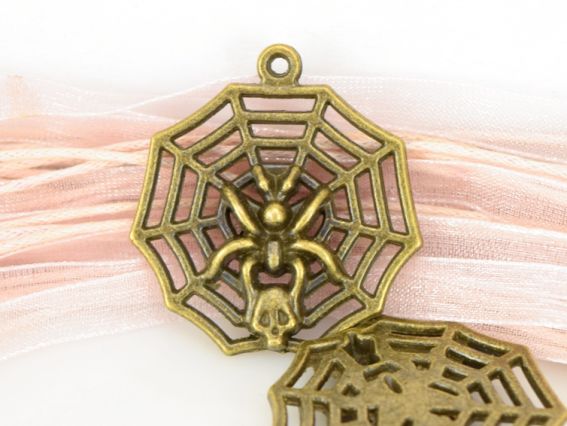 Подвеска Паук на круглой паутине -2, 30x32.50 мм, античная бронза, 1 шт Подвеска Паук на круглой паутине -2, 30x32.50 мм, античная бронза, 1 шт