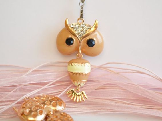 Кулон со стразами Сова, Бежевая с белым Кулон со стразами Сова, Бежевая с белым