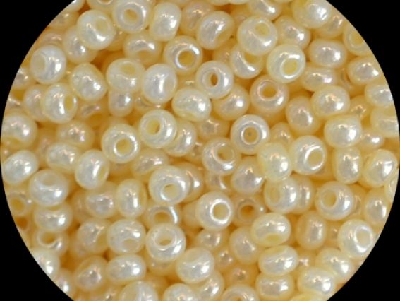 Чеський бісер Preciosa №10/0, круглий, колір 47113 крем Чеський бісер Preciosa №10/0, круглий, колір 47113 крем