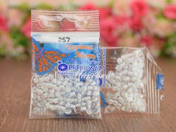 Бісер 5 гр Preciosa 257 разм. 6/0 прозрачный окрашенный внутри белый