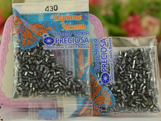 Бисер 5 гр Preciosa 430, Стеклярус-1 прозрачный с серебряной серединкой серый