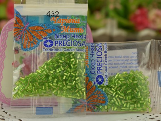 Бисер 5 гр Preciosa 432, Стеклярус-1 прозрачный с серебряной серединкой салатовый