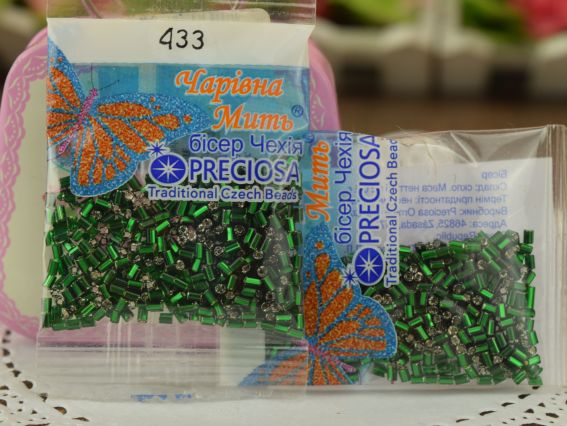 Бисер 5 гр Preciosa 433, Стеклярус-1 прозрачный с серебряной серединкой зеленый