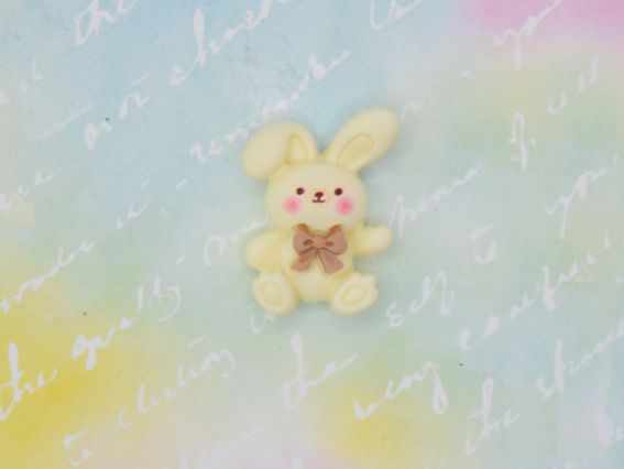 Кабошон Зайчик Кремовий з бантиком 27мм, матовий. Декоративна фігурка вершковий зайчик з полімерної смоли для скрапбукінгу, шпильок та кастомізації. Пласка фігурка для творчості.