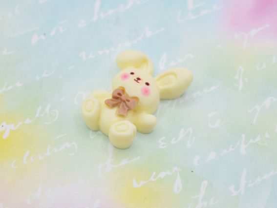 Кабошон Зайчик Кремовий з бантиком 27мм, матовий. Декоративна фігурка вершковий зайчик з полімерної смоли для скрапбукінгу, шпильок та кастомізації. Пласка фігурка для творчості.